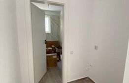 Apartament nemobilat, intrare separata, pretabil pentru spatiu birou/ comercial 