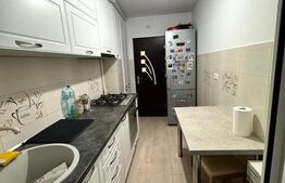 Apartament de vanzare, cu 3 camere, decomandat, etaj 1, zona Tractorul
