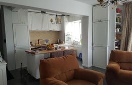 Apartament cu 2 camere - Balcon - Etaj intermediar - Parcare
