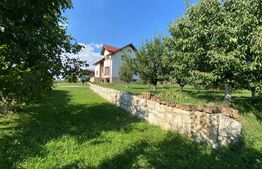 Casă spațioasă cu teren generos de 1600 mp, ideală pentru locuință sau investiți