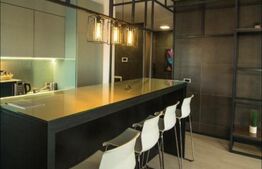 Apartament modern, zona centrala, cu parcare. Ocupabil de la 1 ianuarie 