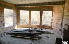 Vanzare casa la rosu 310 mp utili, cu 500 mp teren