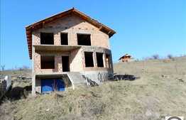 Vanzare casa la rosu 310 mp utili, cu 500 mp teren