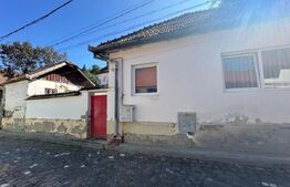Casa individuala de vanzare, cu anexa si curte, zona Schei