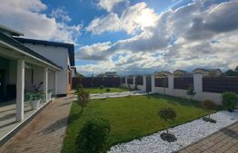 Casa parter cu priveliste spre munte,singur in curte