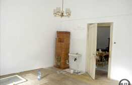 Casa de vanzare, curte comuna, pentru spatiu de birouri