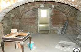 Casa de vanzare, curte comuna, pentru spatiu de birouri