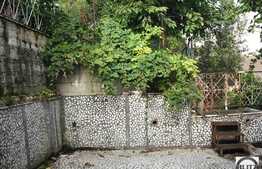 Casa situata central , suprafata generoasa !