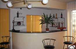 Casa situata central , suprafata generoasa !