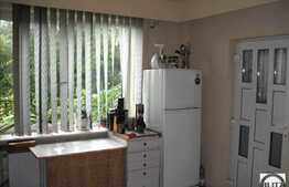 Casa situata central , suprafata generoasa !