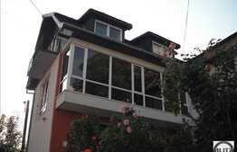 Casa situata central , suprafata generoasa !