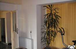 Casa situata central , suprafata generoasa !