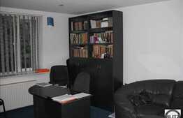 Casa situata central , suprafata generoasa !