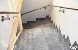 Casa situata central , suprafata generoasa !