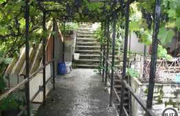 Casa situata central , suprafata generoasa !