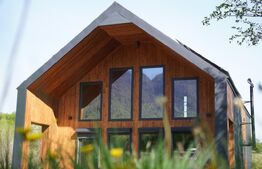 CASA DE LEMN-LOCUINTA SAU AFACERE LA CHEIE