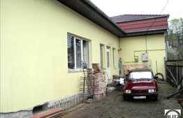 Casa cu front la artera principala in centru!