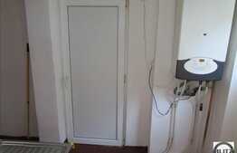 Casa de vanzare cu 3 camere, 100 mp, 71 mp teren, curte comuna, zona centrala