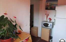 Casa de vanzare cu 3 camere, 100 mp, 71 mp teren, curte comuna, zona centrala