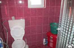 Casa de vanzare cu 3 camere, 100 mp, 71 mp teren, curte comuna, zona centrala