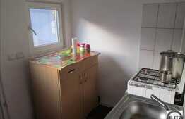 Casa de vanzare cu 3 camere, 100 mp, 71 mp teren, curte comuna, zona centrala