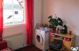 Casa de vanzare cu 3 camere, 100 mp, 71 mp teren, curte comuna, zona centrala