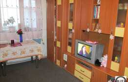 Casa de vanzare cu 3 camere, 100 mp, 71 mp teren, curte comuna, zona centrala