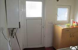 Casa de vanzare cu 3 camere, 100 mp, 71 mp teren, curte comuna, zona centrala