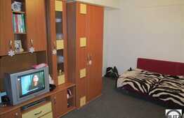 Casa de vanzare cu 3 camere, 100 mp, 71 mp teren, curte comuna, zona centrala