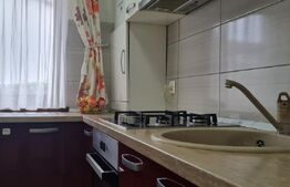 Apartament complet amenajat-2 camere, decomandat, curte privată – gata de locuit
