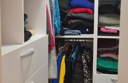 Apartament complet amenajat-2 camere, decomandat, curte privată – gata de locuit