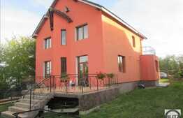 Casa spatioasa situata intr-o zona linistita