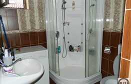 Casa spatioasa situata intr-o zona linistita