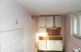 Casa demolabila cu 308 mp teren, cu front de 12 ml