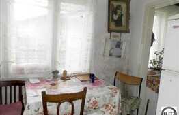 Casa demolabila cu 308 mp teren, cu front de 12 ml