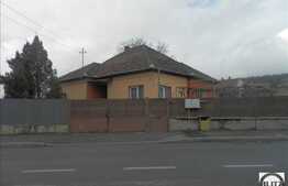 Vanzare casa in zona frumoasa, aproape de statia de autobuz, 900 mp teren!