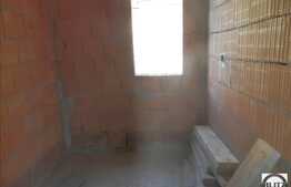 Casa de vanzare cu 5 camere, 270 mp, teren 736 mp, 17 ml front, zona de case