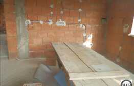 Casa de vanzare cu 5 camere, 270 mp, teren 736 mp, 17 ml front, zona de case