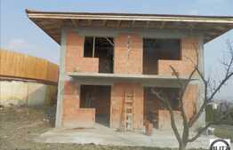 Casa de vanzare cu 5 camere, 270 mp, teren 736 mp, 17 ml front, zona de case