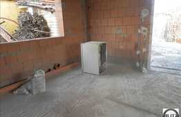 Casa de vanzare cu 5 camere, 270 mp, teren 736 mp, 17 ml front, zona de case