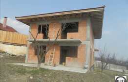 Casa de vanzare cu 5 camere, 270 mp, teren 736 mp, 17 ml front, zona de case