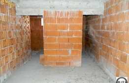 De vanzare casa la rosu cu 1800 mp teren.