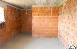 De vanzare casa la rosu cu 1800 mp teren.