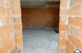 De vanzare casa la rosu cu 1800 mp teren.