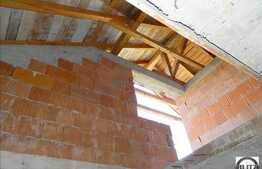 De vanzare casa la rosu cu 1800 mp teren.