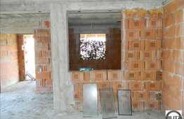 De vanzare casa la rosu cu 1800 mp teren.