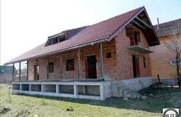 De vanzare casa la rosu cu 1800 mp teren.