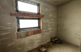 Casă nouă la roșu, tencuită interior, cu teren generos și garaj dublu!