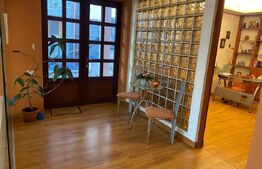 Apartament cu 3 camere și 3 băi în vilă, zona Schei