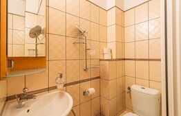 Apartament cu 3 camere și 3 băi în vilă, zona Schei